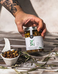 Grüne Kreta-Oliven mit Wildkräutern