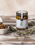 Grüne Kreta-Oliven mit Wildkräutern